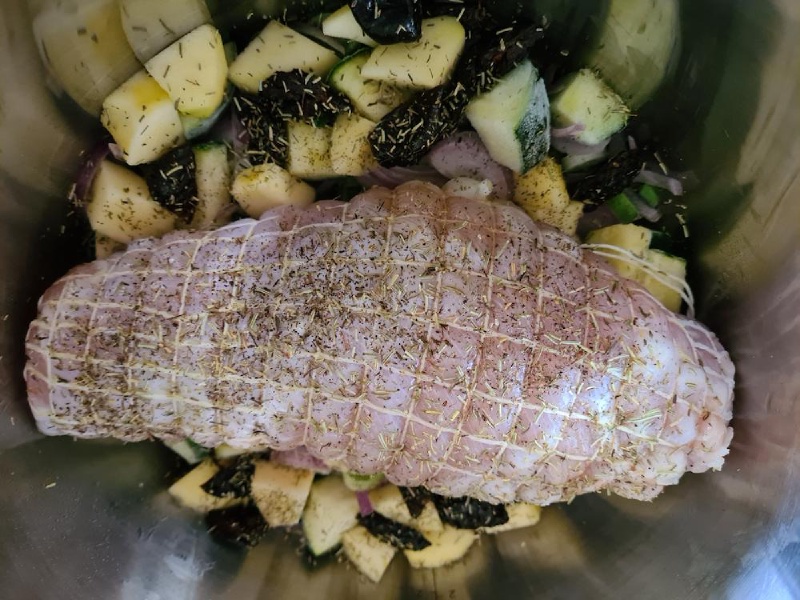 Imagen destacada del artículo Redondo de pavo con salsa de manzana, pera y ciruelas